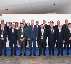 Su Majestad el Rey junto a las autoridades, organizadores e invitados al primer Foro La Toja-Vínculo Atlántico